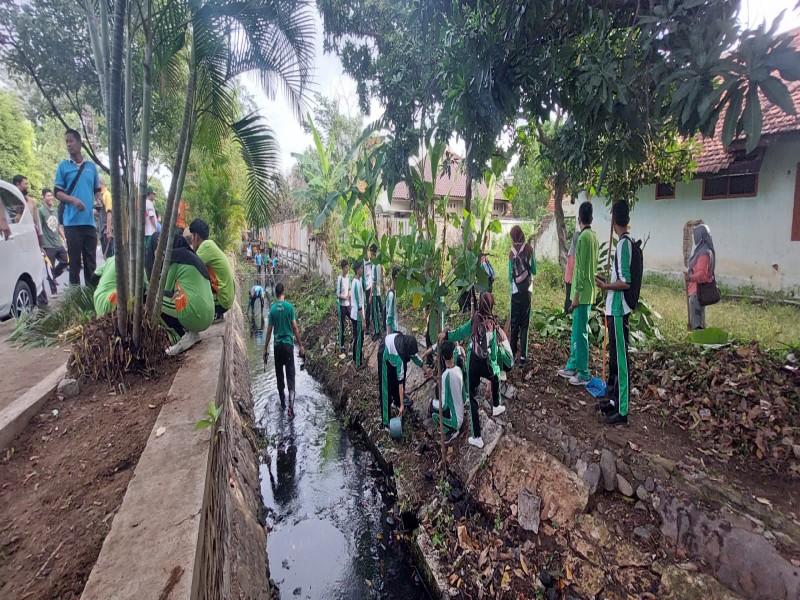 BERSIH SUNGAI PERINGATI HAB KEMENAG