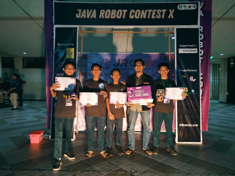 MTs Negeri Kota Probolinggo Juara 3 Java Robot Contest X di Politeknik Elektronika Negeri Surabaya (PENS)